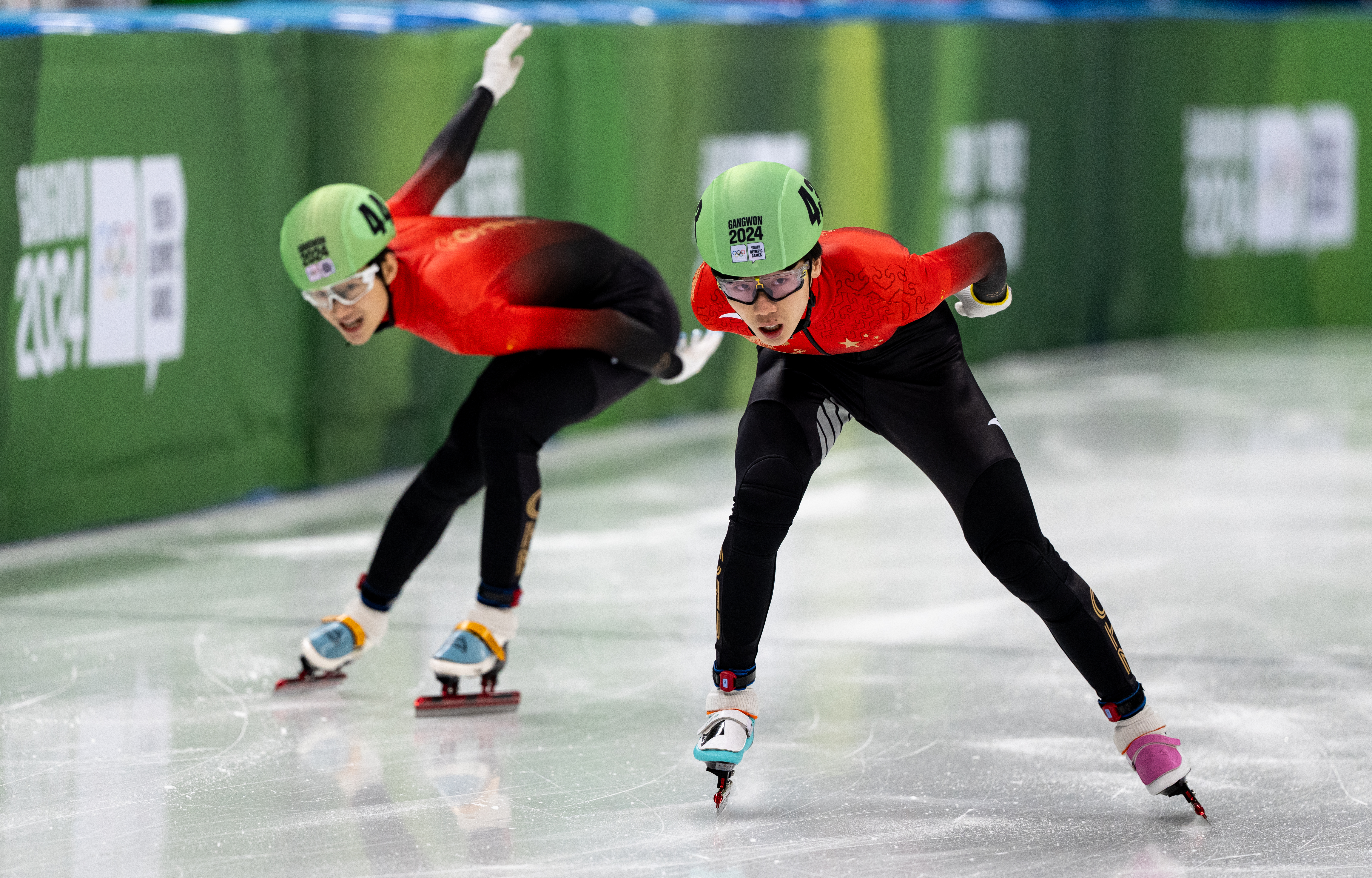 Zhang Bohao (CHN) and Zhang Xinzhe (CHN), behind, in action during the relay changeover