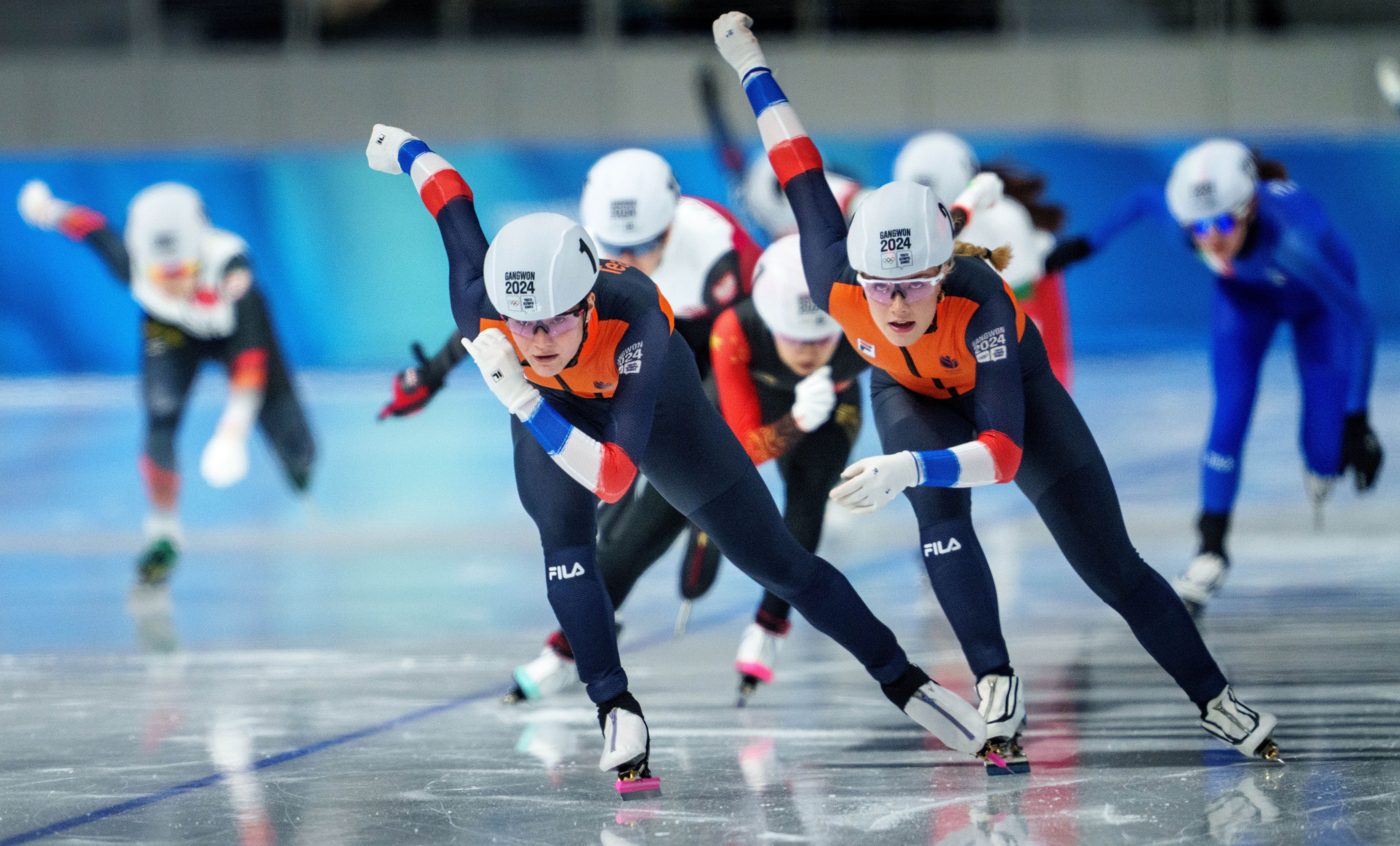 Angel Daleman (NED) and Jasmijn Veenhuis (NED) lead the field in the Speed Skating Women’s Mass Start Final