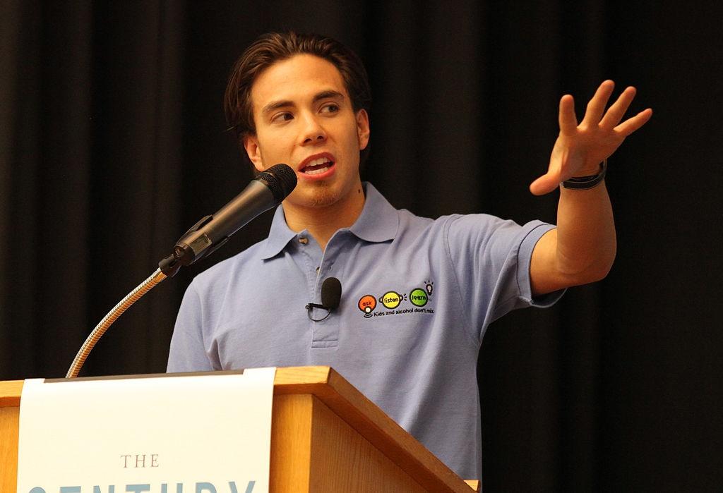 Apolo Ohno (USA) Encourages Kids to Lead a Healthy Life 2010©Getty Images 97590104