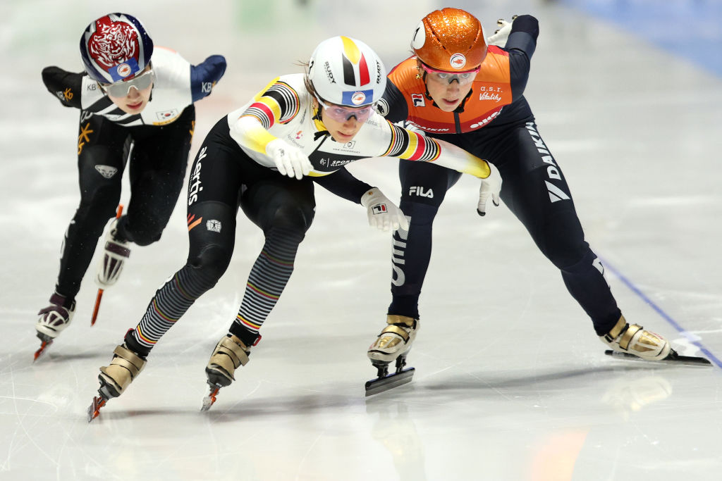 Hanne Desmet and Suzanne Schulting clash in the 1000m final