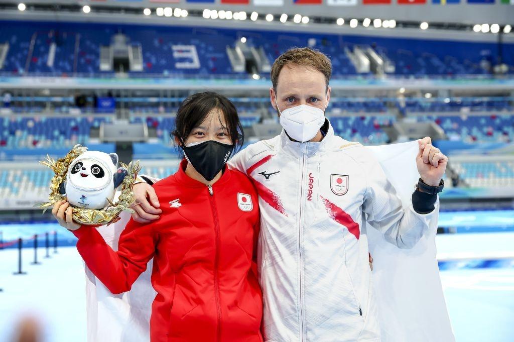 Miho Takagi (JPN) and Coach Johan de Wit Olympic Winter Games 2022 Beijing (CHN) GettyImages 1238553190