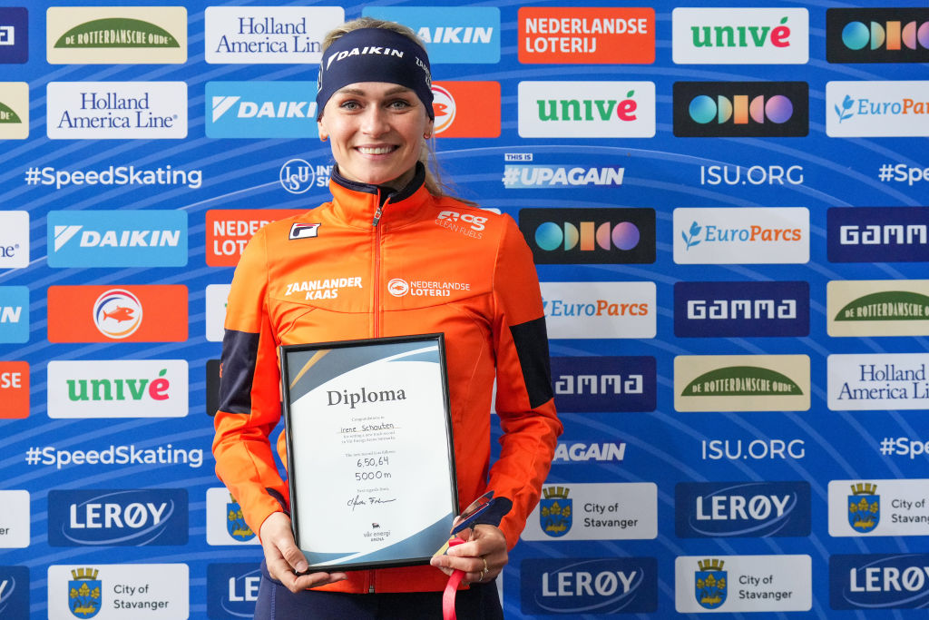 Irene Schouten (NED) with her Stavanger 5000m track record certificate