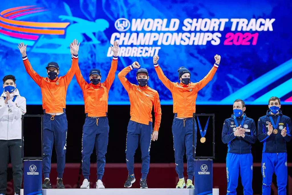 Team Netherlands pose in the Men's Relay medal ceremony 2021 © International Skating Union (ISU)