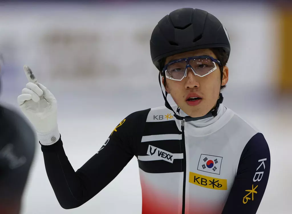 Park Ji Won celebrates victory in the 1000m