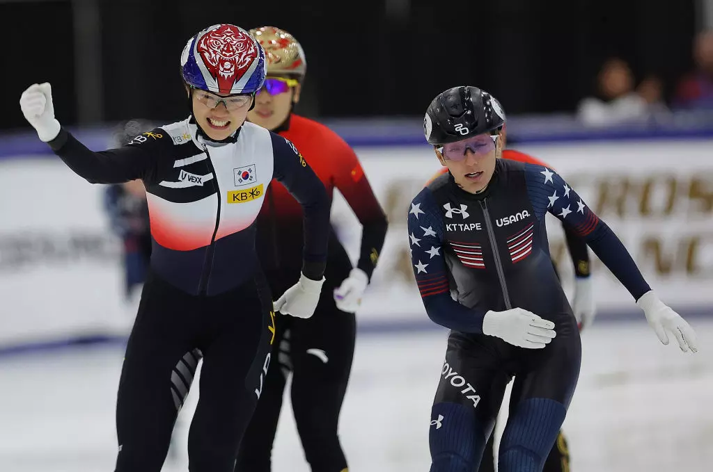 Kristen Santos-Griswold (USA, right) had to settle for a second silver of the night behind Shim Suk Hee (KOR, left) in the 500m