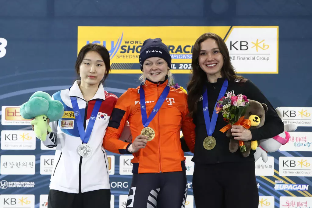 Women's 1000m podium 