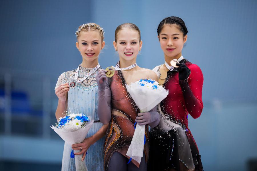 Alena Kanysheva (RUS) Alexandra Trusova (RUS) Yuhana Yokoi (JPN)  | 2018 ©International Skating Union (ISU)